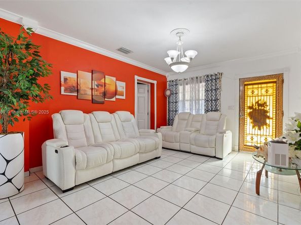 720 NW 19th Ct, Miami FL 33125