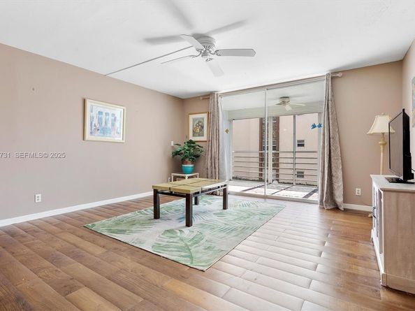 324 SE 10th St 203, Dania Beach FL 33004