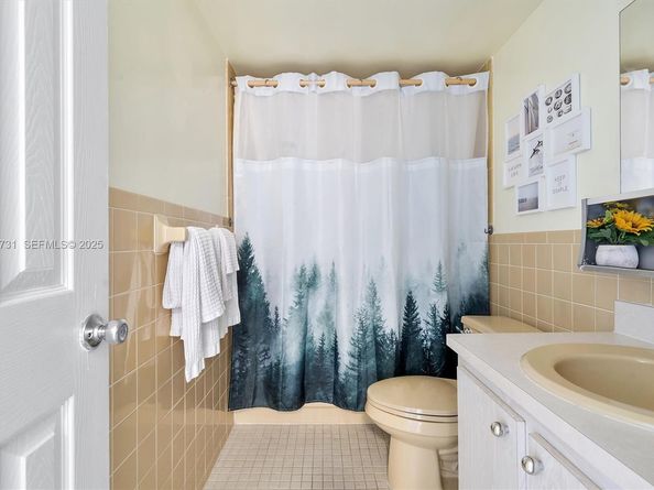 324 SE 10th St 203, Dania Beach FL 33004