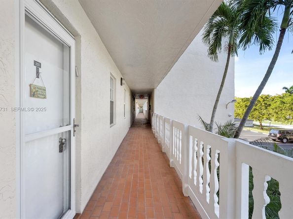 324 SE 10th St 203, Dania Beach FL 33004