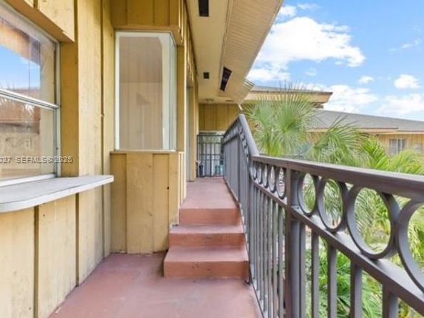 4850 SW 63rd Ter 232, Davie FL 33314