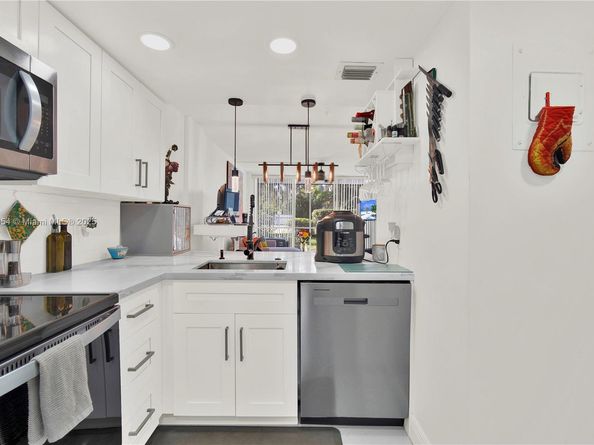 118 Royal Park Dr 1B, Oakland Park FL 33309