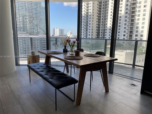 45 SW 9th St 1206, Miami FL 33130