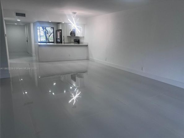 16168 Laurel Dr 101, Weston FL 33326