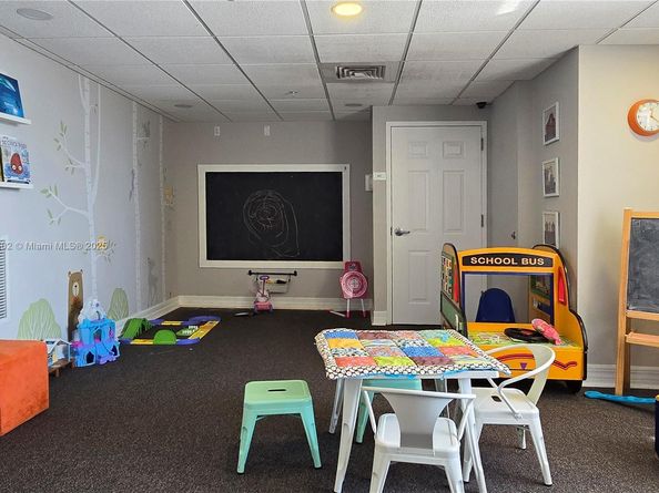 900 SW 8th St 1009, Miami FL 33130