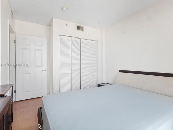 900 SW 8th St 1009, Miami FL 33130