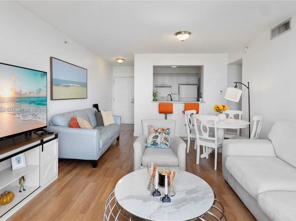 900 SW 8th St 1009, Miami FL 33130