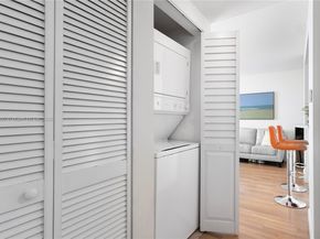 900 SW 8th St 1009, Miami FL 33130