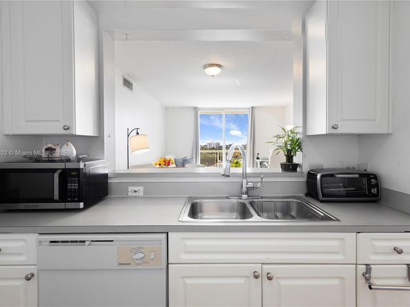 900 SW 8th St 1009, Miami FL 33130