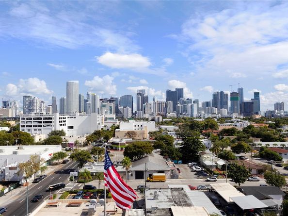 900 SW 8th St 1009, Miami FL 33130