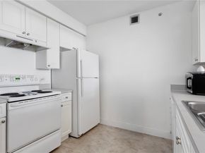 900 SW 8th St 1009, Miami FL 33130