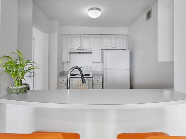 900 SW 8th St 1009, Miami FL 33130