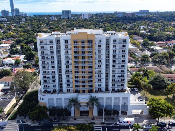 900 SW 8th St 1009, Miami FL 33130