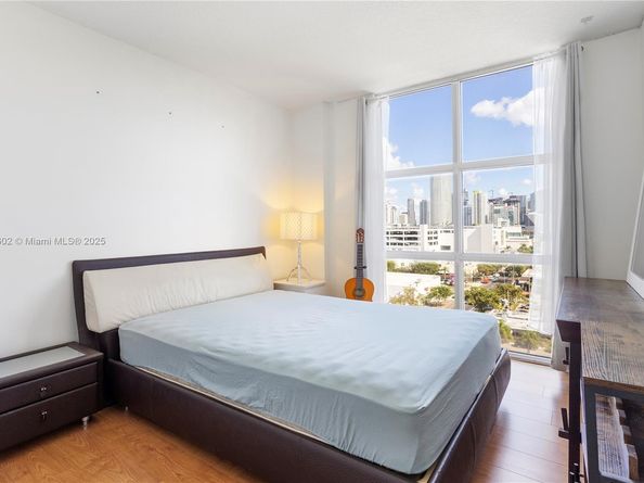 900 SW 8th St 1009, Miami FL 33130