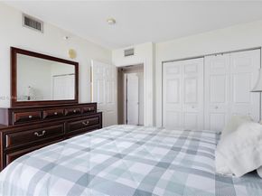 900 SW 8th St 1009, Miami FL 33130