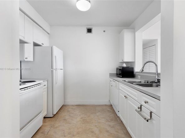 900 SW 8th St 1009, Miami FL 33130