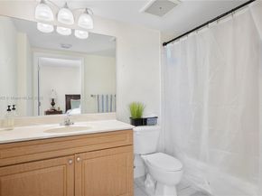 900 SW 8th St 1009, Miami FL 33130