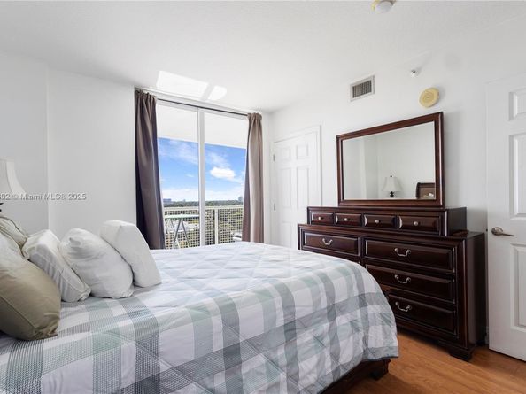 900 SW 8th St 1009, Miami FL 33130