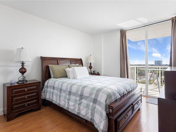 900 SW 8th St 1009, Miami FL 33130