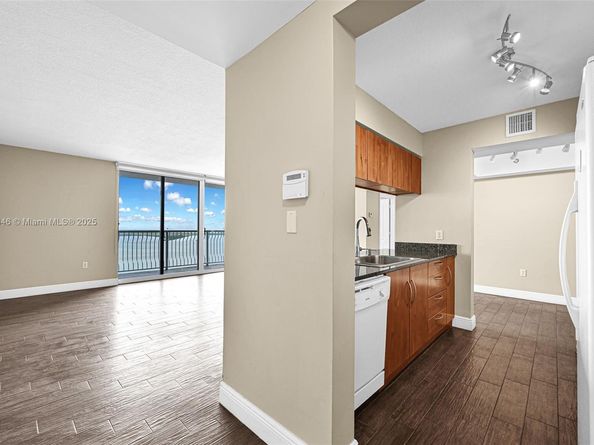 1200 Brickell Bay Dr 3501, Miami FL 33131