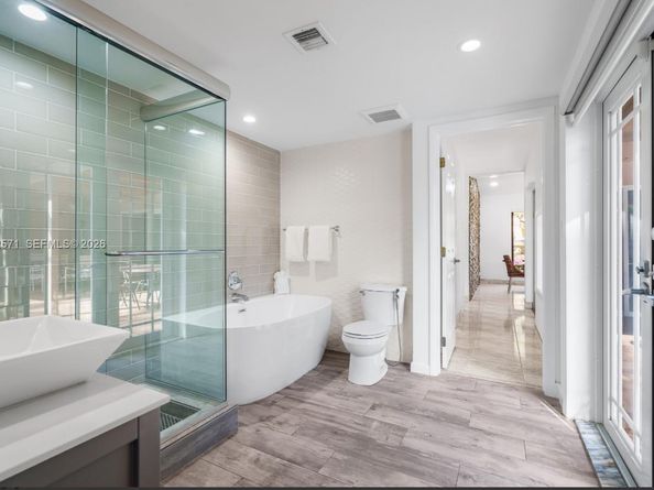 811 N Highland Dr, Hollywood FL 33021