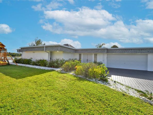 5602 White Cedar Ln, Tamarac FL 33319