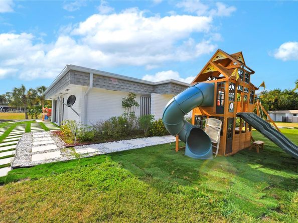 5602 White Cedar Ln, Tamarac FL 33319