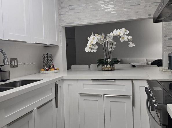 9410 Live Oak Pl 103, Davie FL 33324