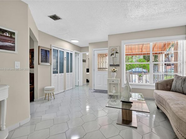 6570 W 2nd Ct 19C, Hialeah FL 33012