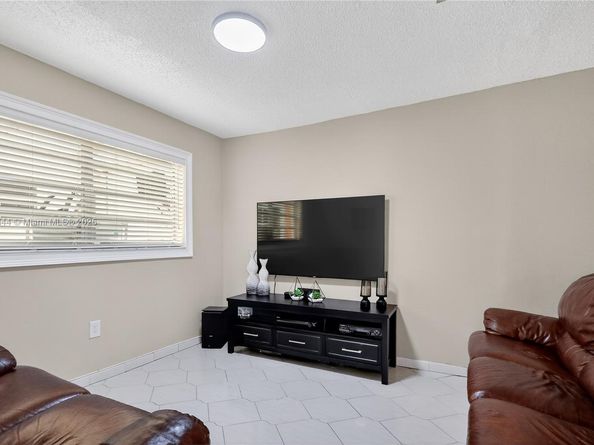 6570 W 2nd Ct 19C, Hialeah FL 33012