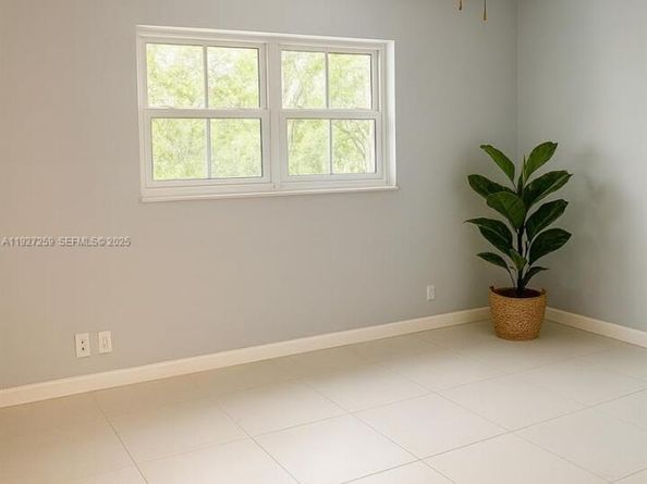 610 NE 12th Ave 308, Hallandale Beach FL 33009