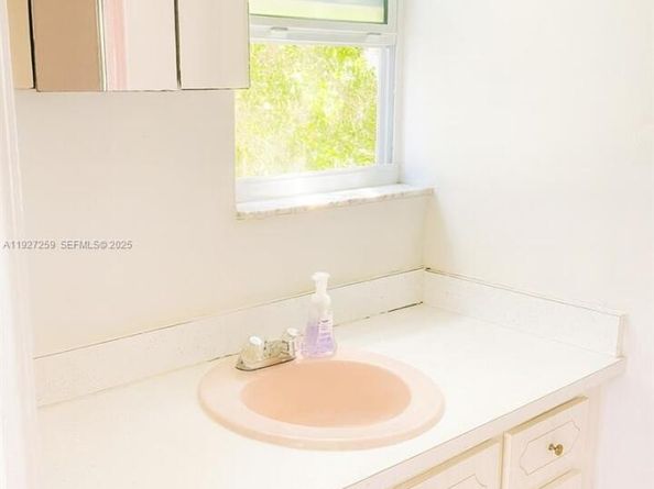 610 NE 12th Ave 308, Hallandale Beach FL 33009