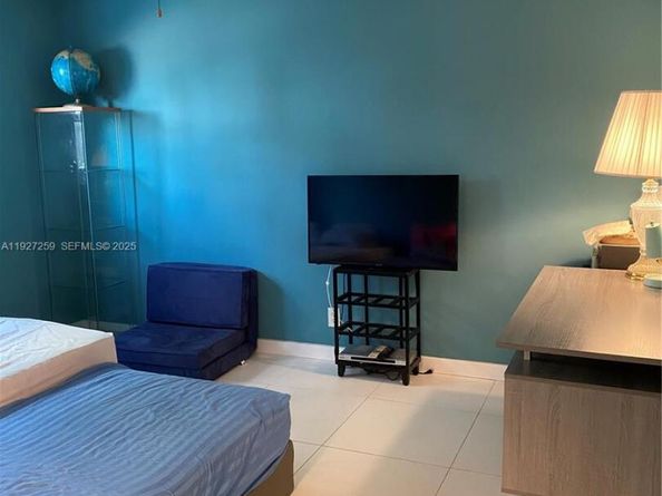 610 NE 12th Ave 308, Hallandale Beach FL 33009