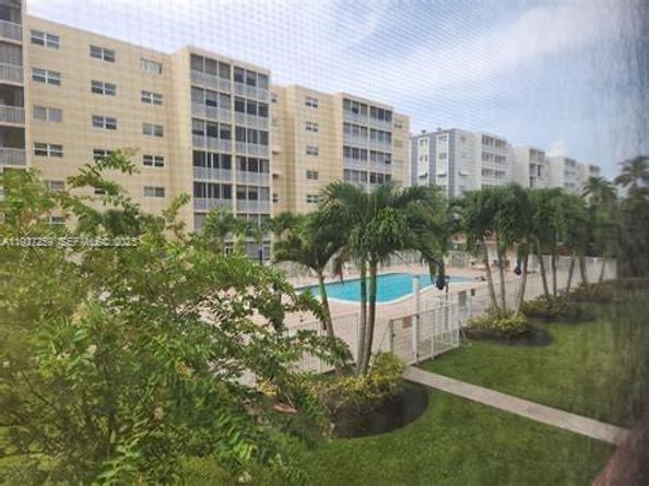 610 NE 12th Ave 308, Hallandale Beach FL 33009