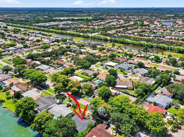 8320 Pasadena Blvd, Pembroke Pines FL 33024