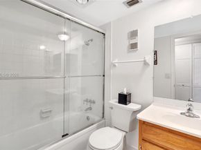 9460 Poinciana Pl 404, Davie FL 33324