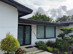 2350 NE 194th St, Miami FL 33180