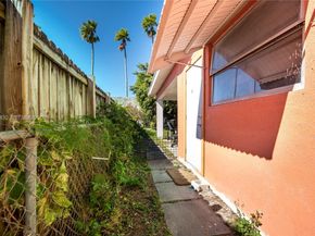 600 SW 11th Ave, Hallandale Beach FL 33009