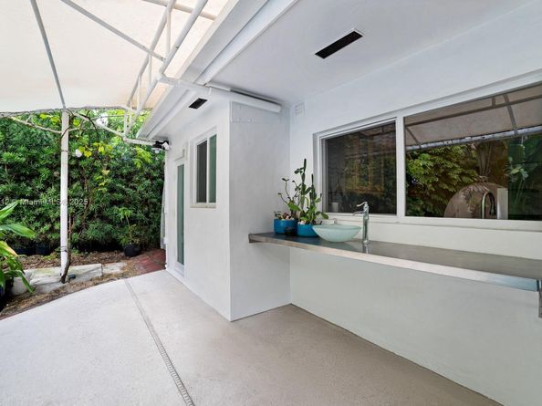 3470 N Meridian Ave, Miami Beach FL 33140