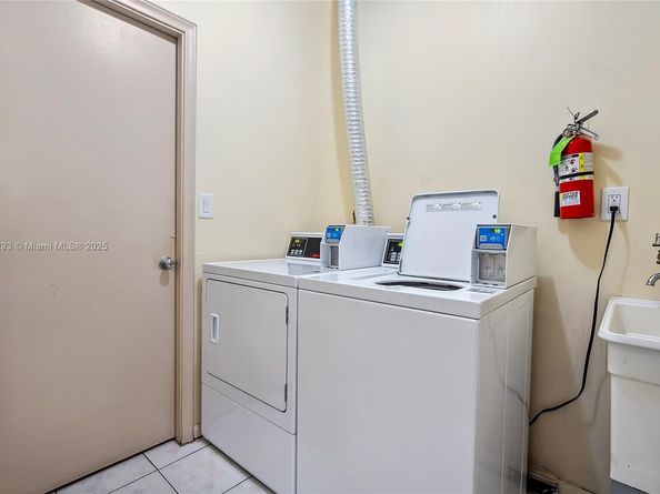 1825 S Ocean Dr PH1, Hallandale Beach FL 33009