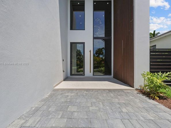 618 NE 17th Way, Fort Lauderdale FL 33304