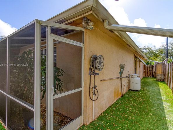 1383 NE 27th St, Pompano Beach FL 33064