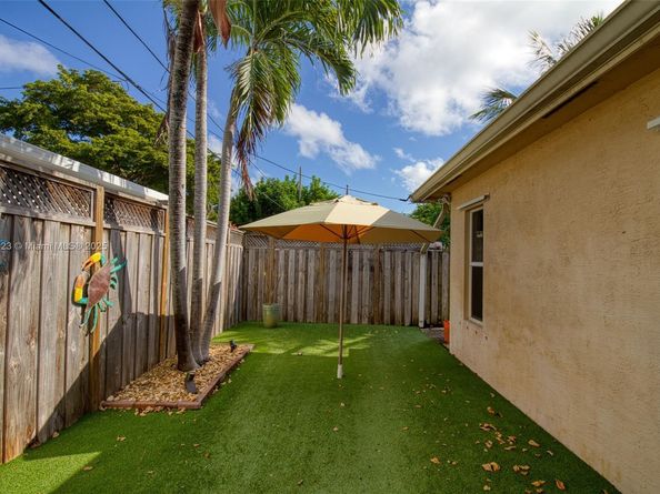 1383 NE 27th St, Pompano Beach FL 33064