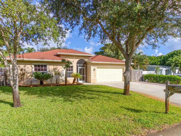 1383 NE 27th St, Pompano Beach FL 33064