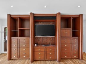 3226 NE 168th St, North Miami Beach FL 33160