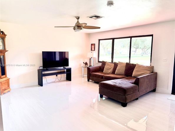 5201 SW 95th Ave, Cooper City FL 33328