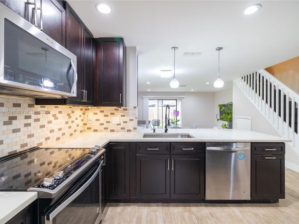 10527 NW 6th St, Pembroke Pines FL 33026