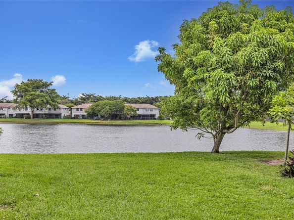 10527 NW 6th St, Pembroke Pines FL 33026