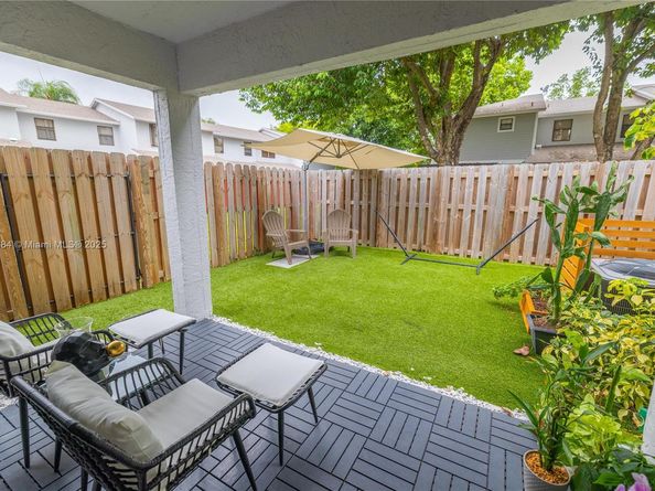 10527 NW 6th St, Pembroke Pines FL 33026