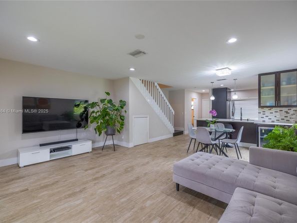 10527 NW 6th St, Pembroke Pines FL 33026